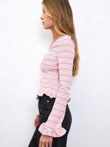 Nöista Top acanalado rosa y crema con dobladillo y puños con volantes. Estilo de otoño, vuelta a la escuela y casual. - Rosa - Ver 1
