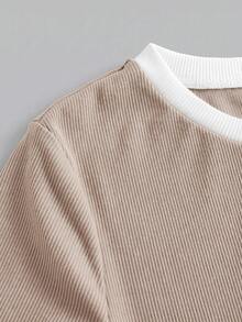 SHEIN 青少年女孩春夏時尚針織羅紋黑白對比色休閒修身基本款T恤與對比腰帶寬鬆口袋長褲套裝，織標貼布，休閒運動街頭風，大學運動、開學季、足球、戶外舒適穿搭 - 杏色 - 查看 4