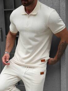 Manfinity CasualCool 男士春夏高品質 Polo 套裝，熱銷舒適斜紋素色提花布料，經典短袖拉鍊 Polo 衫 + 抽繩鬆緊腰長褲，休閒度假、極簡辦公、朋友約會、派對聚會、宴會，適合正式或非正式場合，極簡熱銷百搭風格，適合自穿或送給朋友 - 米色 - 查看 3