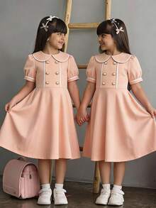 女童春夏淺杏色珍珠雙排扣彼得潘領泡泡短袖收腰A字洋裝，寬鬆傘裙版型，適合日常出遊、宴會派對、校園活動、家庭出遊與拍照 - 卡其色 - 查看 3