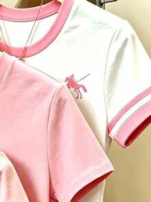 SHEIN 女童隨機發貨 1 件甜美風粉色與白色漸層短袖 T 恤，蝴蝶印花短版上衣，粉色 T 恤配奶油白領口，騎士 Logo，百搭修身設計，適合日常、校園、戶外運動，適用於女童，春、夏、秋、冬四季皆宜 - 彩色 - 查看 3