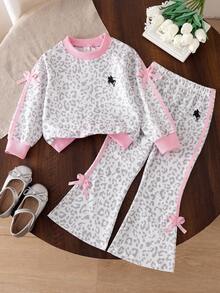SHEIN Elladie kids 女童（小號）豹紋拼色喇叭褲兩件套：灰色豹紋圓領長袖運動衫配粉色滾邊與馬匹圖案，搭配同款豹紋高腰喇叭褲配粉色蝴蝶結細節，適合日常上學、週末出遊、居家休閒等多種場合 - 淺灰色 - 查看 5