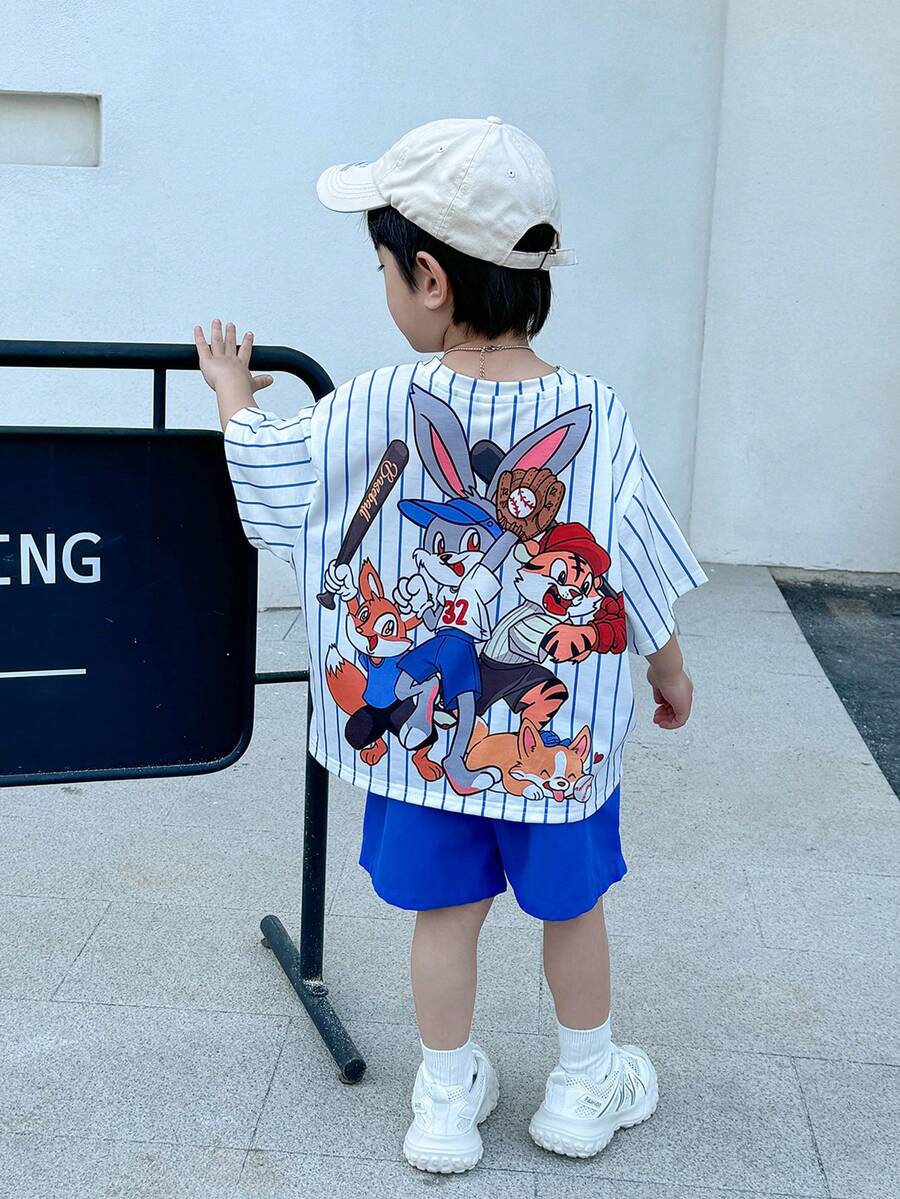 SHEIN Little Byeori 2 件套年轻男孩休闲街头潮流可爱度假卡通动物组图案宽松圆领短袖白蓝条纹 T 恤和蓝色短裤套装,适合春夏季 - 彩色 - 查看 1