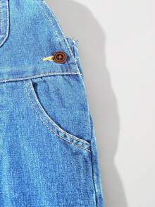 SHEIN Playful Pals 女嬰牛仔吊帶褲，四季休閒可愛風，中藍色牛仔布，可調節肩帶搭配水洗前胸口袋設計，寬鬆直筒褲腿，舒適柔軟優質棉牛仔面料，適合日常穿著、上學、外出與聚會，春/夏 - 淺色水洗藍 - 查看 3