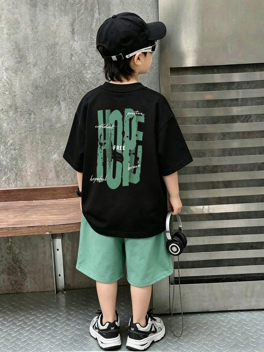 男童字母印花宽松T恤搭配绿色短裤休闲装 - 彩色 - 查看 1