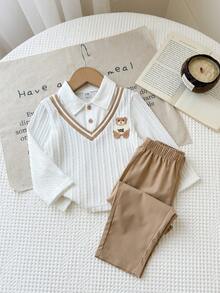 SHEIN Vintaside Kids 男嬰秋季 POLO 套裝，2 件套服裝，包含 2 合 1 領口長袖針織上衣與休閒長褲，熊刺繡對比色設計，簡約學院風，適合日常穿著、外出、學校活動與表演 - 白色 - 查看 4