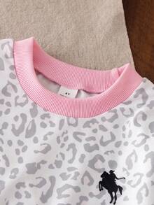 SHEIN Elladie kids 女童（小號）豹紋拼色喇叭褲兩件套：灰色豹紋圓領長袖運動衫配粉色滾邊與馬匹圖案，搭配同款豹紋高腰喇叭褲配粉色蝴蝶結細節，適合日常上學、週末出遊、居家休閒等多種場合 - 淺灰色 - 查看 6