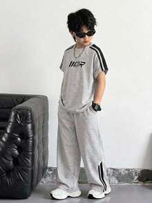 SHEIN 青少年男孩休閒韓系寬鬆舒適字母印花白色雙條紋灰色圓領短袖套頭T恤與針織長褲套裝，適合通勤、上學、日常休閒、旅行、運動、春/夏、度假、畢業 - 灰色 - 查看 1
