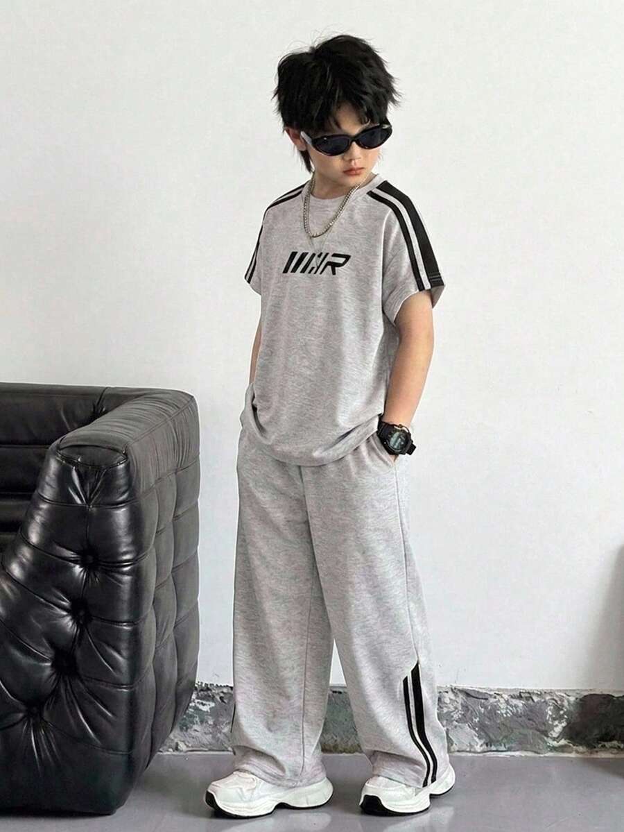 SHEIN 青少年男孩休閒韓系寬鬆舒適字母印花白色雙條紋灰色圓領短袖套頭T恤與針織長褲套裝，適合通勤、上學、日常休閒、旅行、運動、春/夏、度假、畢業 - 灰色 - 查看 1
