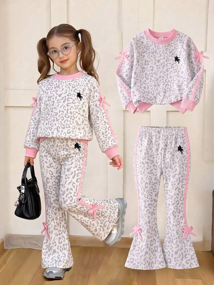 SHEIN Elladie kids 女童(小號)豹紋拼色喇叭褲兩件套:灰色豹紋圓領長袖運動衫配粉色滾邊與馬匹圖案,搭配同款豹紋高腰喇叭褲配粉色蝴蝶結細節,適合日常上學、週末出遊、居家休閒等多種場合 - 淺灰色 - 查看 1