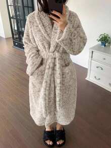 Dazy Plus Áo choàng mặc nhà mùa thu/đông dáng lửng, vải nỉ dày lót giữ nhiệt, họa tiết da báo, cổ bẻ ve - Màu be - Xem 6