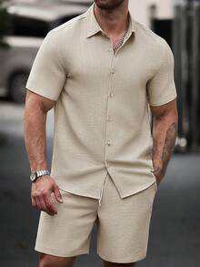 Manfinity CasualCool 男士卡其色紋理條紋單排扣成熟休閒短袖襯衫與鬆緊腰短褲套裝 - 卡其色 - 查看 1