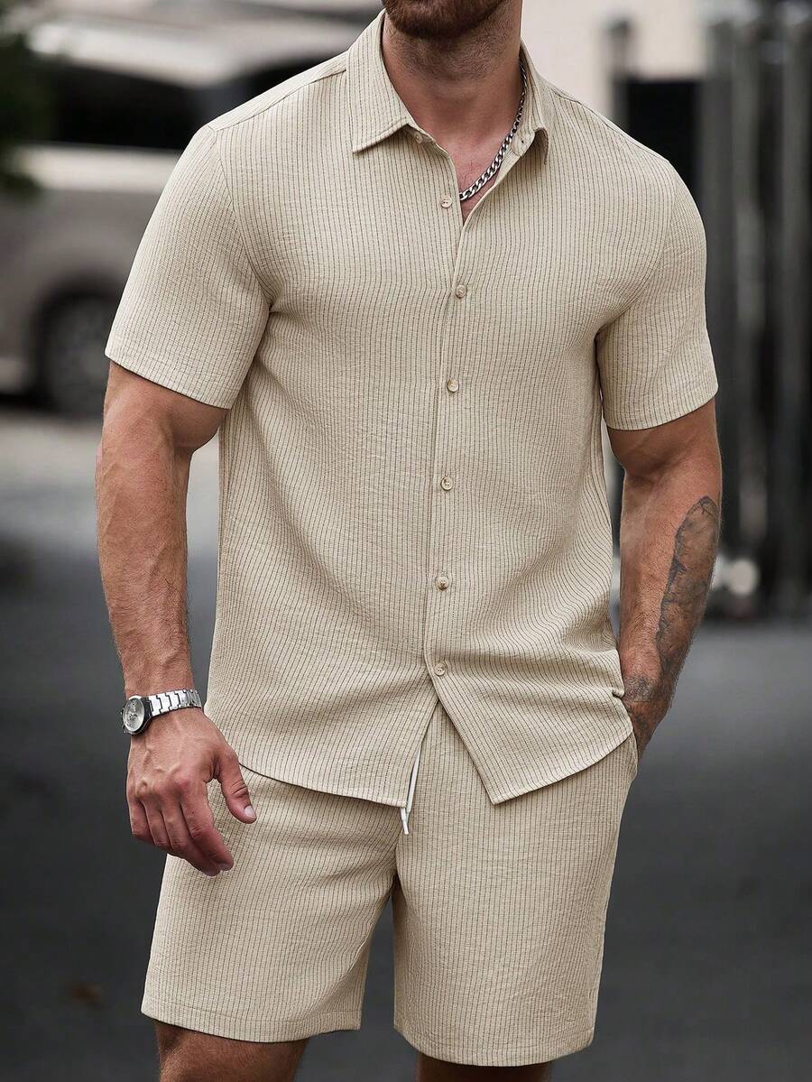 Manfinity CasualCool 男士卡其色紋理條紋單排扣成熟休閒短袖襯衫與鬆緊腰短褲套裝 - 卡其色 - 查看 1