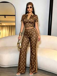 SOLERSUN Setelan dua potong terdiri dari kemeja polo lengan pendek bermotif cokelat dan celana panjang dengan kerah warna kontras. - Coklat - View 2