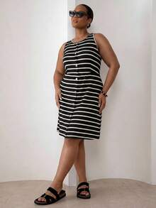 ELLERISSA Vestido mini de punto gofrado con rayas negras & blancas, cuello redondo, sin mangas y botones delanteros, talla grande - Blanco y Negro - Ver 1