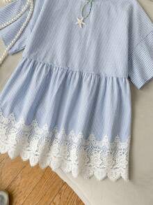 SHEIN EZwear 女款藍色圓領蘑菇鈕扣藍白條紋拼接白色蕾絲飾邊休閒優雅時尚襯衫 - 藍色 - 查看 7