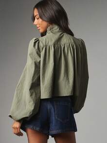 MISSGUIDED Blus Pendek Warna Sage dengan Kerah Tinggi, Lengan Panjang Mengembang, Detail Kerutan, Penutup Kancing, Kain Tenun, Atasan Kasual Musim Semi dan Musim Panas - Olive Green - View 7