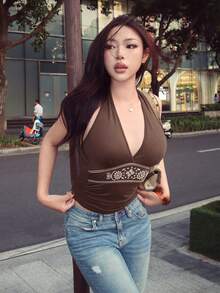 Hippie ROMWE X Isabelle Nguyen Country 春夏性感涼爽度假風 掛脖蝴蝶結綁帶刺繡花卉低胸咖啡色女款背心 - 棕色 - 查看 4