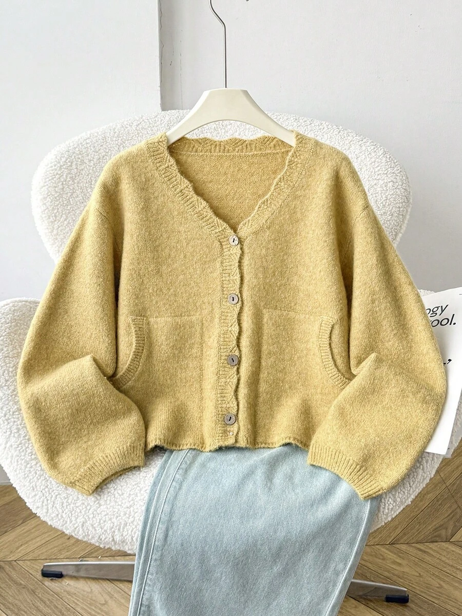 SHEIN Tween女孩童裝秋冬休閒優雅復古學院風淺黃色波浪邊V領木鈕扣口袋針織開襟外套,年輕時尚穿搭,適合搭配襯衫與洋裝,適合返校季、秋冬出遊與日常穿著 - 黃色 - 查看 1