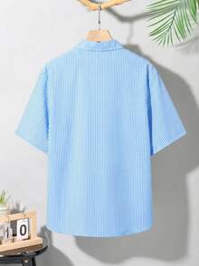 SHEIN 儿童/青少年男童纯色单排扣短袖条纹领休闲衬衫，舒适时尚，适合夏季日常穿着、上学、旅行和海滩度假。 - 藍色 - 查看 4