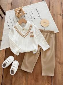 SHEIN Vintaside Kids 男嬰秋季 POLO 套裝，2 件套服裝，包含 2 合 1 領口長袖針織上衣與休閒長褲，熊刺繡對比色設計，簡約學院風，適合日常穿著、外出、學校活動與表演 - 白色 - 查看 1