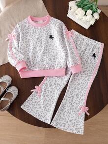 SHEIN Elladie kids 女童（小號）豹紋拼色喇叭褲兩件套：灰色豹紋圓領長袖運動衫配粉色滾邊與馬匹圖案，搭配同款豹紋高腰喇叭褲配粉色蝴蝶結細節，適合日常上學、週末出遊、居家休閒等多種場合 - 淺灰色 - 查看 4