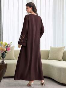 Al Najma 春夏時尚V領喇叭袖拼接3D刺繡蕾絲飾邊大裙擺洋裝 - 咖啡棕 - 查看 3