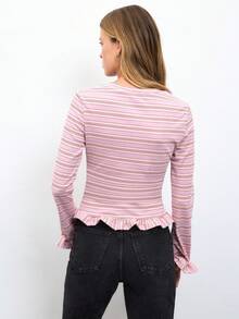 Nöista Top acanalado rosa y crema con dobladillo y puños con volantes. Estilo de otoño, vuelta a la escuela y casual. - Rosa - Ver 5