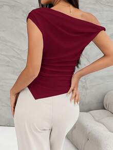 Firerie Kaos Wanita Gaya Komuter Liburan Musim Panas dengan Bahu Asimetris, Detail Kerut, dan Hem Tidak Rata - Burgundy - View 2
