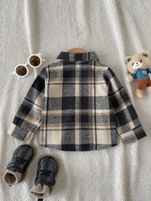 SHEIN Playful Pals 1件幼童男孩格紋襯衫 學院風棕色卡其格紋蘇格蘭格 胸前口袋長袖翻領 輕便生日派對秋季慢跑工裝舒適襯衫外套 - 彩色 - 查看 3