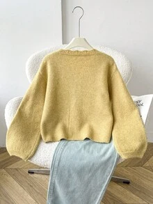 SHEIN Tween女孩童裝秋冬休閒優雅復古學院風淺黃色波浪邊V領木鈕扣口袋針織開襟外套，年輕時尚穿搭，適合搭配襯衫與洋裝，適合返校季、秋冬出遊與日常穿著 - 黃色 - 查看 2