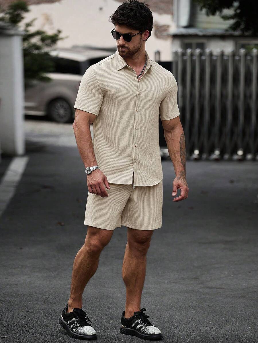 Manfinity Homme 男士米色紋理單排扣成熟休閒短袖襯衫與彈性腰短褲套裝 度假夏季 - 卡其色 - 查看 1