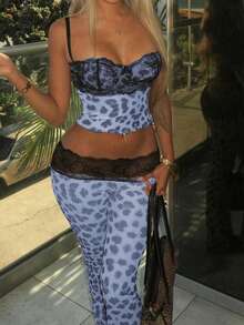 SHEIN SXY Pantalones de mujer con estampado de leopardo, contraste de encaje y tirantes de espagueti, nueva colección de primavera - Azul - Ver 3