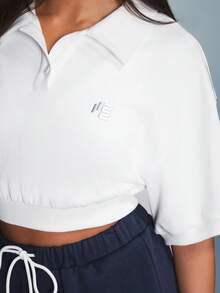11SKNDS 短版 Polo 領短袖衛衣上衣，羅紋下擺與 Logo 細節，夏季休閒街頭風 - 白色 - 查看 4