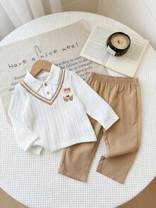 SHEIN Vintaside Kids 男嬰秋季 POLO 套裝，2 件套服裝，包含 2 合 1 領口長袖針織上衣與休閒長褲，熊刺繡對比色設計，簡約學院風，適合日常穿著、外出、學校活動與表演 - 白色 - 查看 3