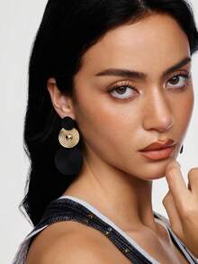 Kryxie 1 Pair Fashionable Exaggerated Round Embossed Earrings - Black - View 4