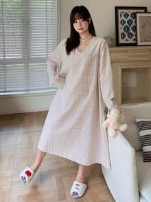 Dazy Plus Vestido de Casa Longo Solto com Decote em V Xadrez na Moda, Camisola para Primavera, Verão e Outono - Damasco - Visão 2