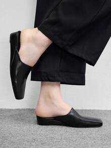 CUCCOO BIZCHIC 女款時尚黑色粗跟坡跟鞋 四季款 封趾涼鞋 粗跟封趾拖鞋 春秋穿著 適合度假與節慶 - 黑色 - 查看 4