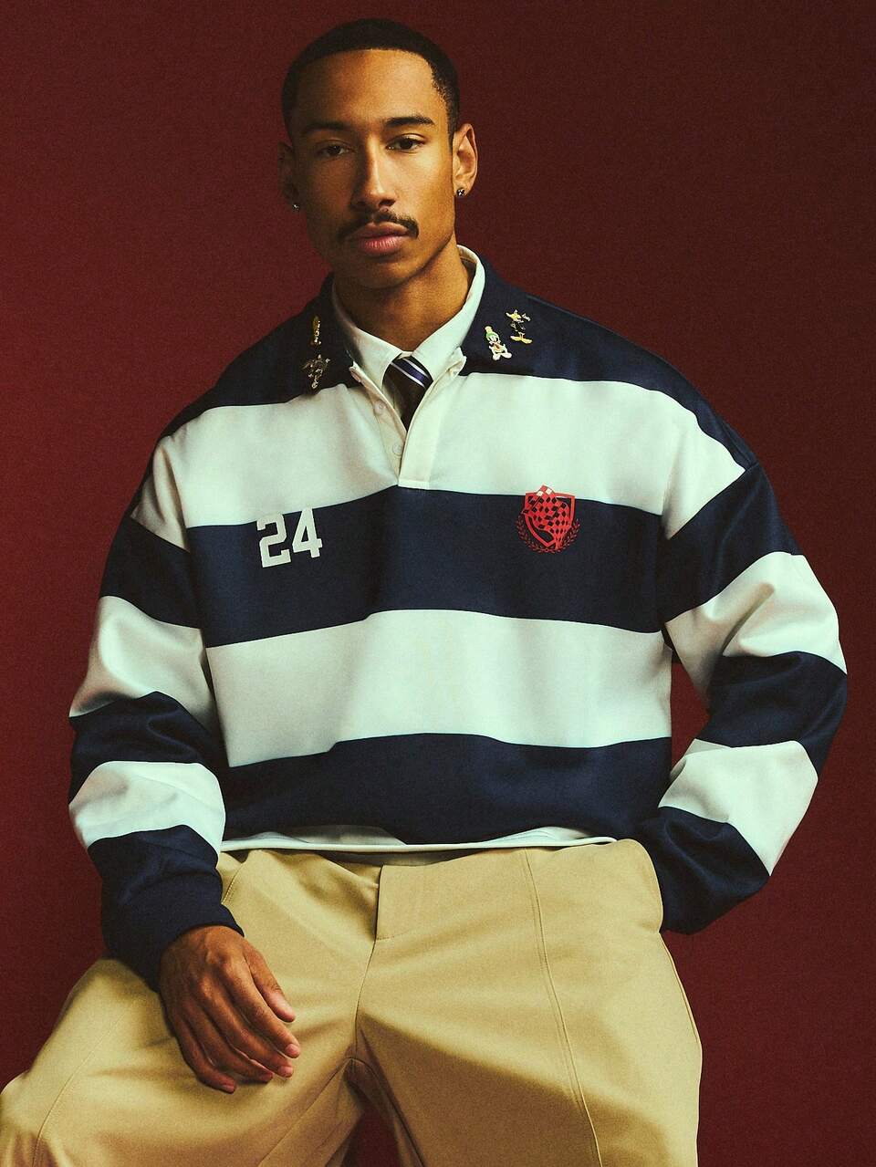 Camisa Polo de Rugby de Manga Larga a Rayas con Logotipo de Escudo y Gráfico de Número, Estilo Preppy Varsity