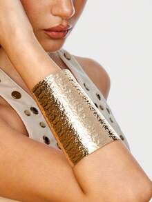 Kryxie 1 Piece Of Retro Style Oversized Shiny Hammer Patterned Metal Wide Cuff Bracelet, Women's Personalized And Exaggerated Style Armband - Hammered Large Bracelet - View 1