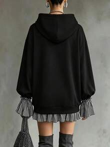 LUMIGAL Gaun Sweatshirt Wanita Hitam Bergaris Patchwork dengan Hiasan Ruffle di Bagian Bawah dan Tali Serut - Hitam - View 2