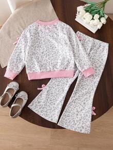 SHEIN Elladie kids 女童（小號）豹紋拼色喇叭褲兩件套：灰色豹紋圓領長袖運動衫配粉色滾邊與馬匹圖案，搭配同款豹紋高腰喇叭褲配粉色蝴蝶結細節，適合日常上學、週末出遊、居家休閒等多種場合 - 淺灰色 - 查看 2