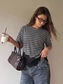 SHEIN 1件大女孩條紋蕾絲設計休閒短袖T恤上衣，時尚度假風圓領不對稱下擺，適合日常通勤、購物、假期秋季穿著，秋季、返校、學校、校服 - 黑色 - 查看 1
