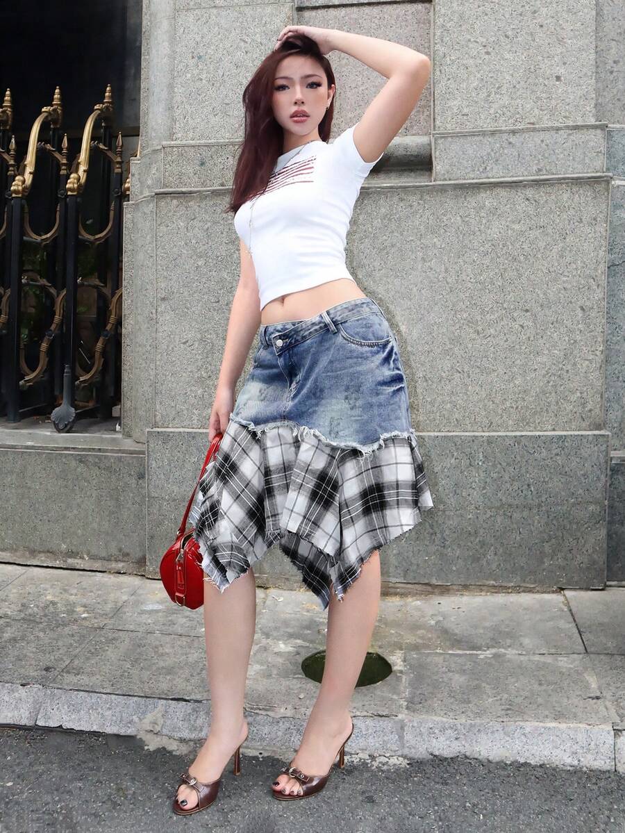 Grunge Punk ROMWE X Isabelle Nguyen 春夏休閒浪漫龐克學院風 牛仔拼接格紋不對稱下擺女款牛仔迷你裙 - 藍色 - 查看 1