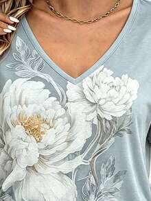 SHEIN LUNE 女款大尺碼V領T恤，淺藍色花卉印花圖案，夏季休閒穿著，圖案設計，日常休閒穿搭，通勤風格，戶外購物，優雅風格，舒適面料 - 彩色 - 查看 3