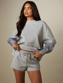 MISSGUIDED 寬鬆圓領衛衣與迷你短褲套裝，附分層格紋襯衫袖與抽象印花 - 白色 - 查看 7