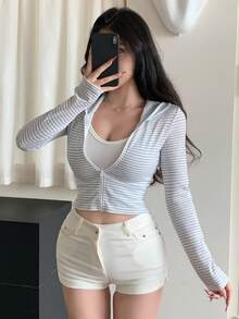 DAZY 春秋款白色細條紋吊帶背心＋開襟連帽外套2件組長袖女款T恤套裝 - 白色 - 查看 4