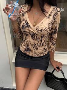 Aloruh 初秋深V領修身女款豹紋印花T恤，中袖，返校季 - 白色 - 查看 4