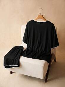 SHEIN CURVE+ 大尺碼女款花卉飾邊短袖度假T恤與短褲套裝，2026秋冬 22W - 黑色 - 查看 2
