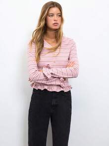 Nöista Top acanalado rosa y crema con dobladillo y puños con volantes. Estilo de otoño, vuelta a la escuela y casual. - Rosa - Ver 6